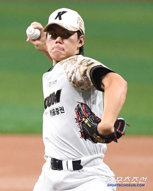 24일 서울 고척스카이돔에서 열린 KIA-키움전. 선발투수 김윤하가 투구하고 있다. 고척=정재근 기자 cjg@sportschosun.com/2025.6.24/