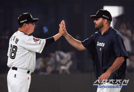 2일 부산 사직구장에서 열린 롯데 자이언츠와 LG 트윈스의 경기. 승리한 롯데 김태형 감독과 감보아가 기뻐하고 있다. 부산=박재만 기자 pjm@sportschosun.com/2025.07.02/