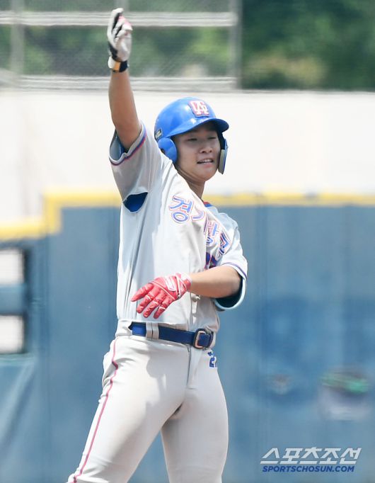 9일 서울 목동구장에서 열린 제80회 청룡기 고교야구선수권 대회 및 주말리그 왕중왕전 경기항공고와 경남고의 8강전. 8회초 2사 만루 경기항공고 한동연이 3타점 싹쓸이 3루타를 친 후 환호하고 있다. 목동=정재근 기자 cjg@sportschosun.com/2025.7.9/