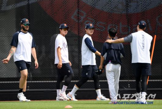 10일 대전 한화생명볼파크에서 열린 한화 이글스와 두산 베어스의 경기. 한화 폰세, 문동주가 훈련을 하고 있다. 대전=박재만 기자 pjm@sportschosun.com/2025.06.10/