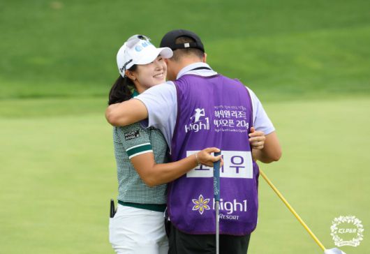 고지우 하이원리조트 여자오픈 FR 우승 확정후 캐디와 포옹