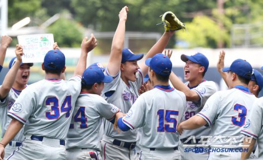 9일 서울 목동구장에서 열린 제80회 청룡기 고교야구선수권 대회 및 주말리그 왕중왕전 경기항공고와 경남고의 8강전. 9회말 1사까지 무실점으로 호투한 경기항공고 양우진이 마운드를 내려오며 동료들의 열렬한 환영을 받고 있다. 목동=정재근 기자 cjg@sportschosun.com/2025.7.9/