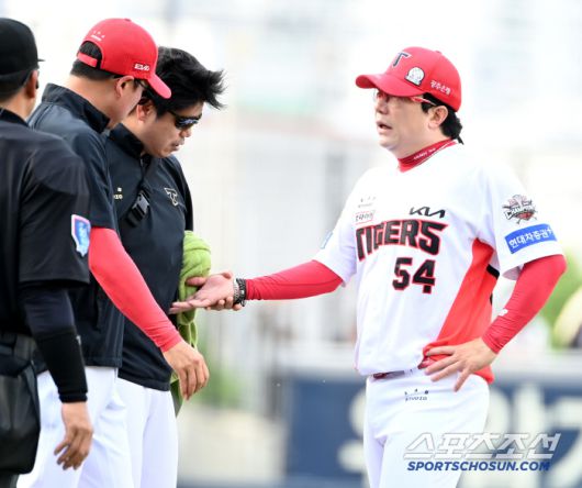 8일 광주 KIA챔피언스필드에서 열린 한화와 KIA의 경기, 2회초 KIA 양현종이 한화 이진영의 타구에 오른손을 맞은 뒤 상태를 점검하고 있다. 광주=허상욱 기자wook@sportschosun.com/2025.06.08/