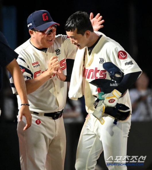 9일 부산 사직야구장에서 열린 두산과 롯데의 경기, 연장 11회말 롯데 이호준이 끝내기 안타로 승리를 가져왔다. 이호준이 김태형 감독과 기쁨을 나누고 있다. 부산=허상욱 기자wook@sportschosun.com/2025.07.09/