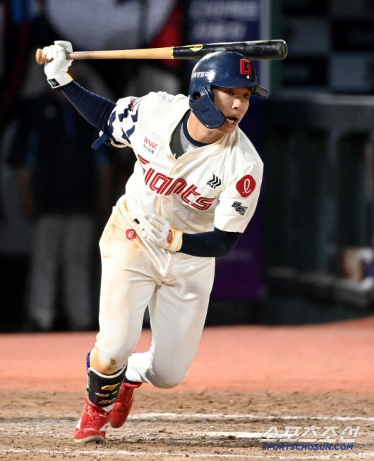 9일 부산 사직야구장에서 열린 두산과 롯데의 경기, 연장 11회말 롯데 이호준이 1사 1,2루 끝내기 안타를 치고 있다. 부산=허상욱 기자wook@sportschosun.com/2025.07.09/