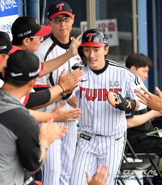 28일 잠실구장에서 열린 LG 트윈스와 KIA 타이거즈의 경기. 1회말 무사 2루 LG 김현수 적시타 때 신민재가 득점 후 환호하고 있다. 잠실=박재만 기자 pjm@sportschosun.com/2025.06.28/