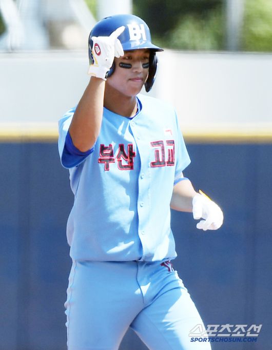 10일 서울 목동구장에서 열린 제80회 청룡기 고교야구선수권 대회 및 주말리그 왕중왕전 부산고와 대구상원고의 준결승전. 3회초 1사 1, 2루 부산고 안지원이 1타점 적시타를 친 후 기뻐하고 있다. 목동=정재근 기자 cjg@sportschosun.com/2025.7.10/