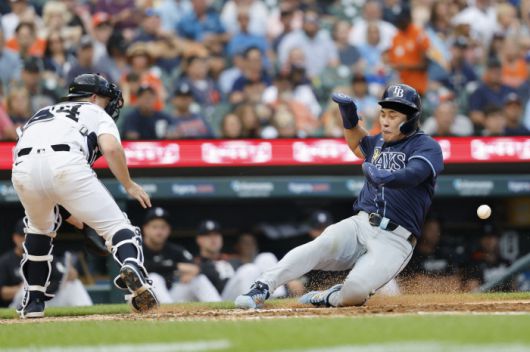 탬파베이 김하성이 6회초 2루타를 치고 나가 테일러 월스의 적사타 때 홈을 파고들어 세이프되고 있다.   <저작권자(c) 연합뉴스, 무단 전재-재배포, AI 학습 및 활용 금지>