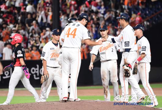 9일 대전 한화생명 볼파크에서 열린 한화와 KIA의 경기. 한화가 KIA에 7대 4로 승리했다. 경기 종료 후 승리의 기쁨을 나누고 있는 한화 선수들. 대전=송정헌 기자songs@sportschosun.com/2025.07.09/