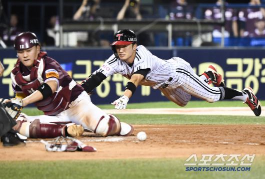 9일 서울 잠실구장에서 열린 키움-LG전. 7회말 1사 1,2루 박해민이 좌익수 앞 3루타를 날린 후 스톤이 공을 놓치자 홈까지 쇄도해 박관우에 이어 득점하고 있다. 잠실=정재근 기자 cjg@sportschosun.com/2025.7.9/