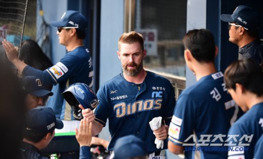 17일 잠실구장에서 열린 LG와 NC의 경기. 2회 1사 2, 3루에서 NC 김형준이 1타점 희생플라이를 날렸다. 선취 득점에 성공한 데이비슨. 잠실=송정헌 기자songs@sportschosun.com/2025.06.17/