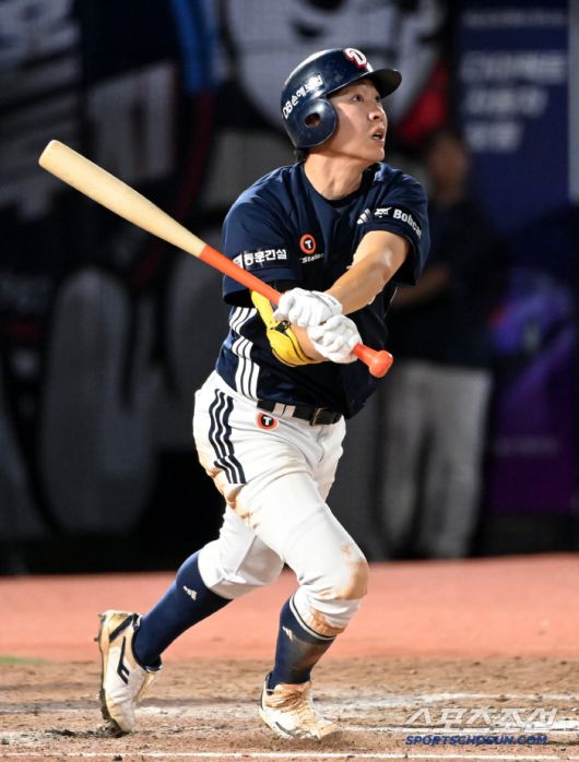 10일 부산 사직야구장에서 열린 두산과 롯데의 경기, 9회초 두산 정수빈이 솔로홈런을 치고 있다. 부산=허상욱 기자wook@sportschosun.com/2025.07.10/