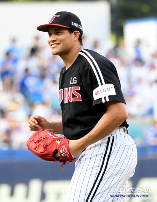 5일 대구 라이온즈파크에서 열린 삼성 라이온즈와 LG 트윈스의 경기. LG 치리노스가 주심에게 인사를 하고 있다. 대구=박재만 기자 pjm@sportschosun.com/2025.07.05/