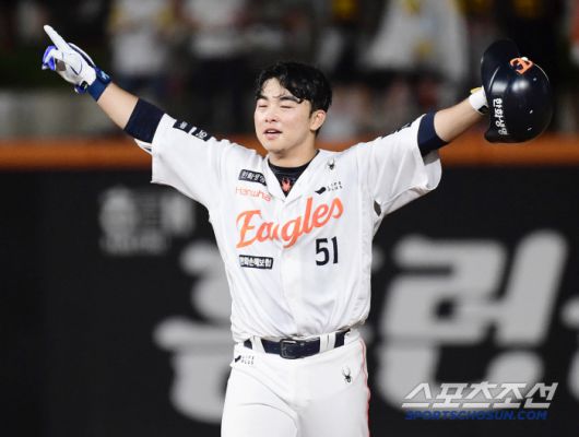 9회말 2사 만루. 끝내기 안타를 날린 문현빈.