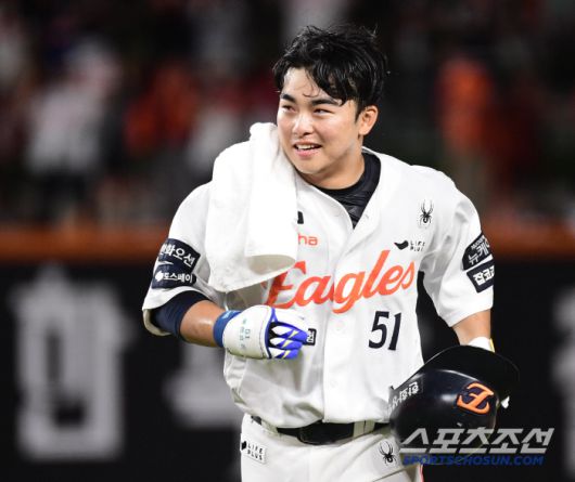 10구까지 가는 승부 끝에 끝내기 안타를 날린 문현빈.