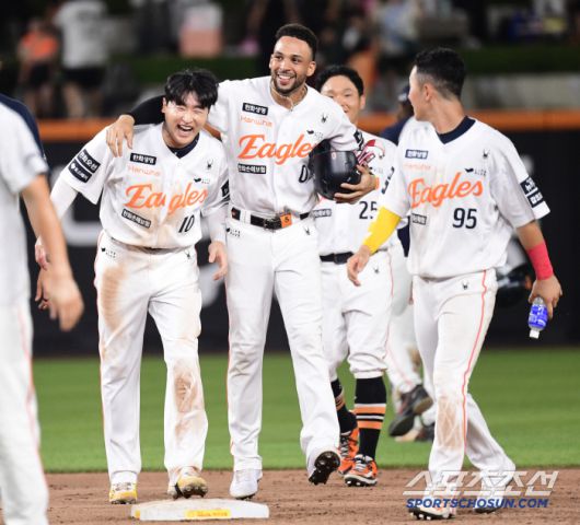 문현빈이 끝내기 안타에 함께 기뻐하는 이진영, 리베라토.