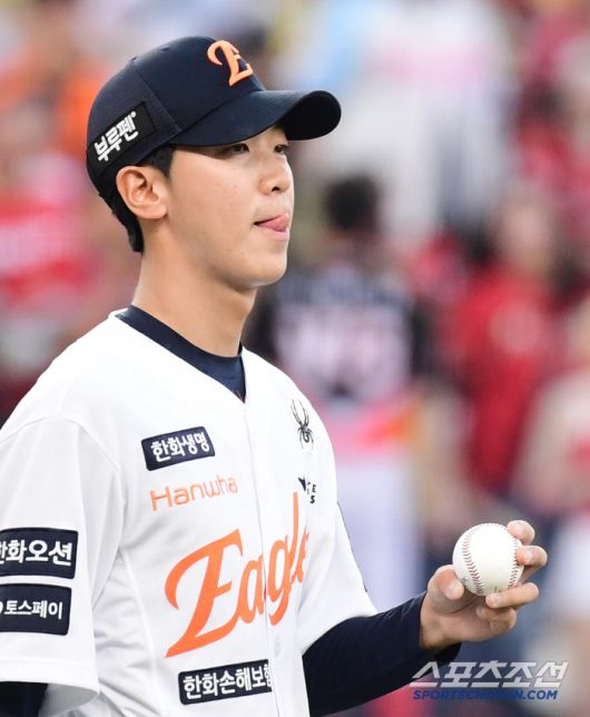 10일 대전 한화생명 볼파크에서 열린 한화와 KIA의 경기. 3회 최재훈 포수의 호수비에 미소 짓는 한화 황준서. 대전=송정헌 기자songs@sportschosun.com/2025.07.10/