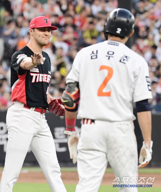 10일 대전 한화생명 볼파크에서 열린 한화와 KIA의 경기. 3회 한화 심우준의 강습 타구에 엉덩이를 맞은 KIA 네일. 대전=송정헌 기자songs@sportschosun.com/2025.07.10/