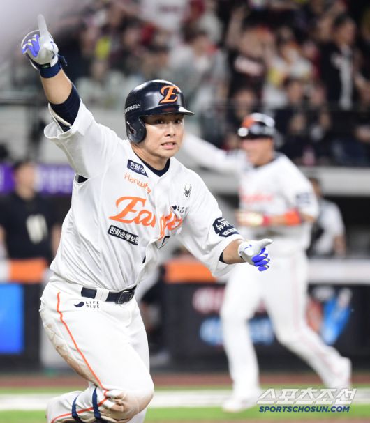 9회말 2사 만루. 끝내기 안타를 날린 문현빈.