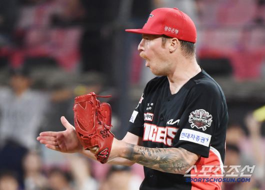 21일 수원 KT위즈파크에서 열린 KIA-KT전. 4회말 2사 2, 3루 김민혁의 2루 땅볼로 잡은 올러가 환호하고 있다. 수원=정재근 기자 cjg@sportschosun.com/2025.5.21/