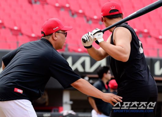 4일 광주 기아 챔피언스필드. 이범호 감독이 김석환의 타격을 지도하고 있다. 광주=정재근 기자 cjg@sportschosun.com/2025.7.5/