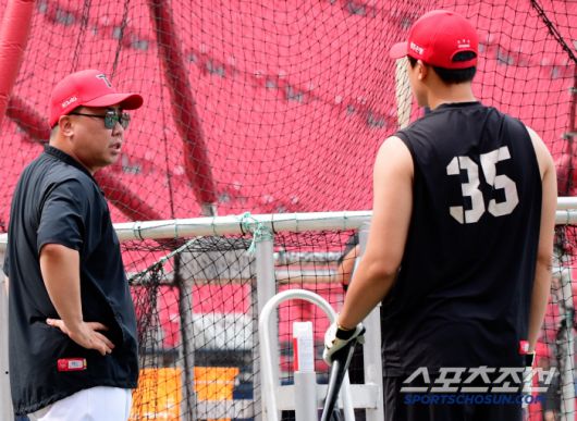 4일 광주 기아 챔피언스필드. 이범호 감독이 김석환의 타격을 지도하고 있다. 광주=정재근 기자 cjg@sportschosun.com/2025.7.5/