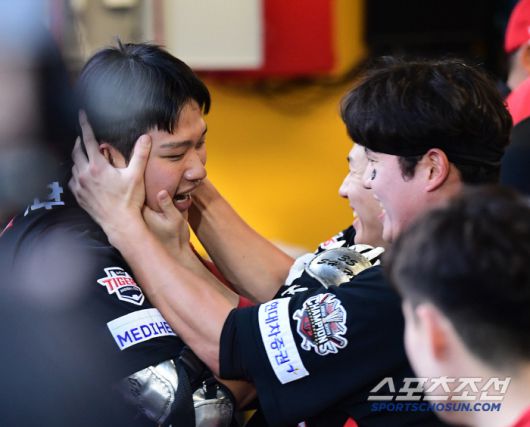 22일 인천 SSG랜더스필드에서 열린 SSG와 KIA의 경기. 8회초 KIA 김석환이 역전 투런 홈런을 날렸다. 동료들의 축하를 받고 있는 김석환. 인천=송정헌 기자songs@sportschosun.com/2025.06.22/