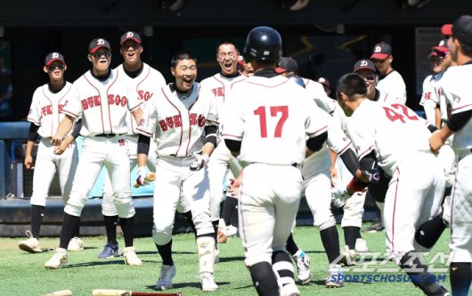 12일 서울 목동구장에서 열린 제80회 청룡기 고교야구선수권 대회 및 주말리그 왕중왕전 부산고와 덕수고의 결승전. 1회말 2사 1루 덕수고 설재민(42)이 투런포를 친 후 환영받고 있다. 목동=정재근 기자 cjg@sportschosun.com/2025.7.12/