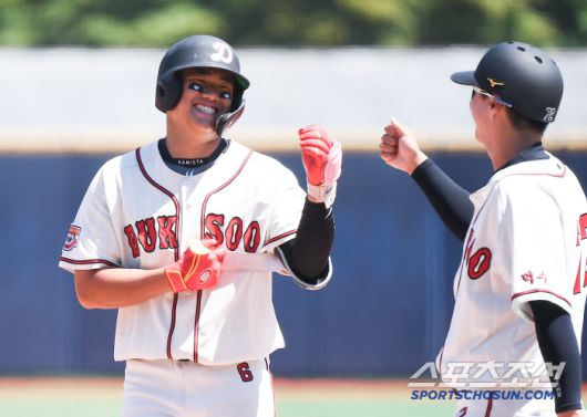 12일 서울 목동구장에서 열린 제80회 청룡기 고교야구선수권 대회 및 주말리그 왕중왕전 부산고와 덕수고의 결승전. 2회말 1사 만루 덕수고 엄준상이 1타점 적시타를 친 후 기뻐하고 있다. 목동=정재근 기자 cjg@sportschosun.com/2025.7.12/
