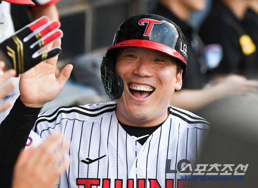 9일 서울 잠실구장에서 열린 키움-LG전. 3회말 무사 2루 문보경의 적시타 때 득점한 김현수가 환영받고 있다. 잠실=정재근 기자 cjg@sportschosun.com/2025.7.9/