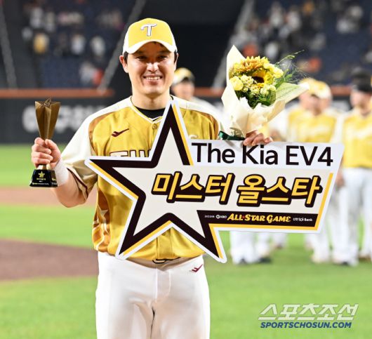 12일 대전 한화생명볼파크에서 열린 2025 KBO 올스타전, 미스터 올스타 LG 박동원이 트로피를 들어보이고 있다. 대전=허상욱 기자wook@sportschosun.com/2025.07.12/