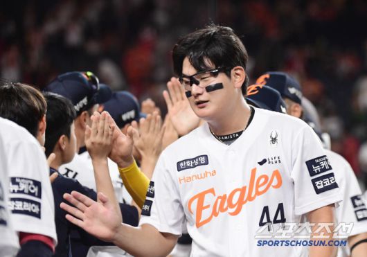 9일 대전 한화생명 볼파크에서 열린 한화와 KIA의 경기. 한화가 KIA에 7대 4로 승리했다. 경기 종료 후 하이파이브를 나누고 있는 한화 김서현. 대전=송정헌 기자songs@sportschosun.com/2025.07.09/