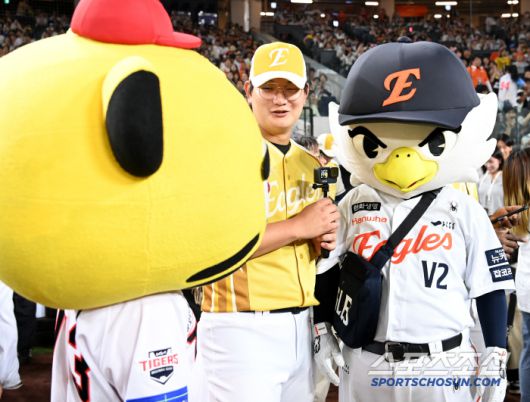 11일 대전 한화생명볼파크에서 열린 2025 KBO 올스타전 홈런 더비, 한화 김서현이 마스코트 수리, KIA 마스콭 호걸이와 즐거운 시간을 보내고 있다. 대전=허상욱 기자wook@sportschosun.com/2025.07.11/