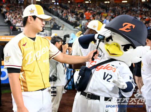 11일 대전 한화생명볼파크에서 열린 2025 KBO 올스타전 홈런 더비, 한화 김서현이 마스코트 수리와 즐거운 시간을 보내고 있다. 대전=허상욱 기자wook@sportschosun.com/2025.07.11/