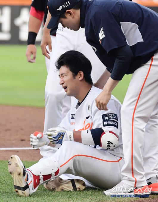 KIA 오선우 1루수와 충돌한 한화 최재훈.