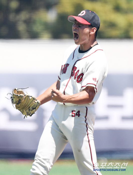 12일 서울 목동구장에서 열린 제80회 청룡기 고교야구선수권 대회 및 주말리그 왕중왕전 부산고와 덕수고의 결승전. 덕수고 김화중이 4회초 실점 위기를 넘기며 환호하고 있다. 목동=정재근 기자 cjg@sportschosun.com/2025.7.12/