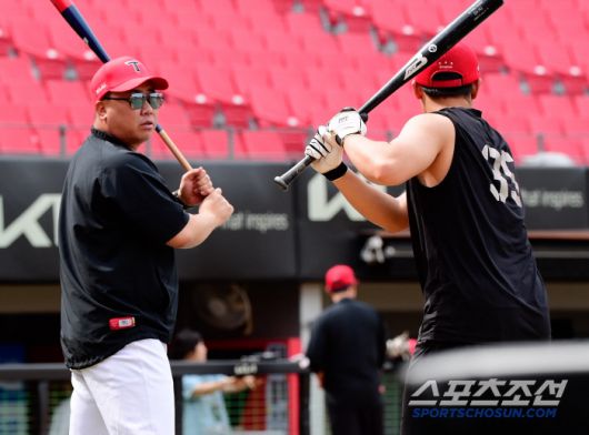 4일 광주 기아 챔피언스필드. 이범호 감독이 김석환의 타격을 지도하고 있다. 광주=정재근 기자 cjg@sportschosun.com/2025.7.5/