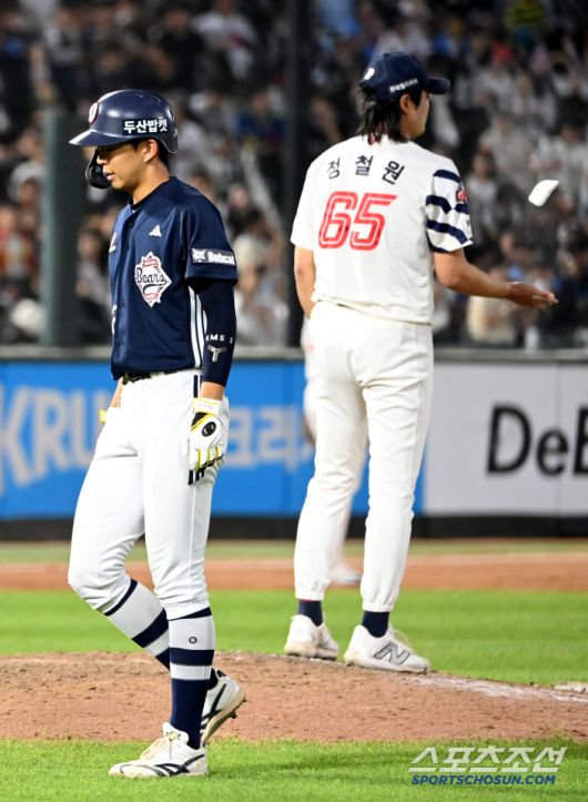 8일 부산사직야구장에서 열린 두산과 롯데의 경기, 7회초 2사 2루 두산 김민석이 롯데 정철원을 상대로 날린 타구가 파울이 된 후 다시 타석으로 돌아서고 있다. 부산=허상욱 기자wook@sportschosun.com/2025.07.08/