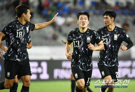 11일 오후 경기도 용인미르스타디움에서 열린 E-1 챔피언십(동아시안컵) 한국과 홍콩의 경기. 강상윤이 선제골을 넣은 후 동료들과 함께 환호하고 있다. 용인=정재근 기자 cjg@sportschosun.com/2025.7.11/
