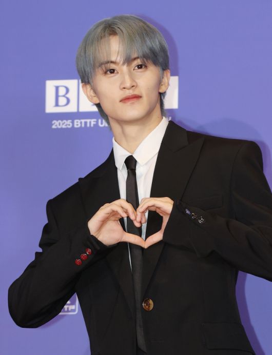 하트 만드는 마크      (서울=연합뉴스) 이재희 기자 = 그룹 엔시티 드림(NCT DREAM)의 마크가 14일 서울 송파구 롯데시네마 월드타워점에서 열린 다섯 번째 앨범 '고 백 투 더 퓨쳐' 제작 발표회에 참석, 포즈를 취하고 있다. 2025.7.14      scape@yna.co.kr  (끝)      <저작권자(c) 연합뉴스, 무단 전재-재배포, AI 학습 및 활용 금지>