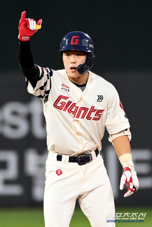 8일 부산사직야구장에서 열린 두산과 롯데의 경기, 5회말 무사 2루 롯데 한태양이 1타점 동점 2루타를 치고 기뻐하고 있다. 부산=허상욱 기자wook@sportschosun.com/2025.07.08/