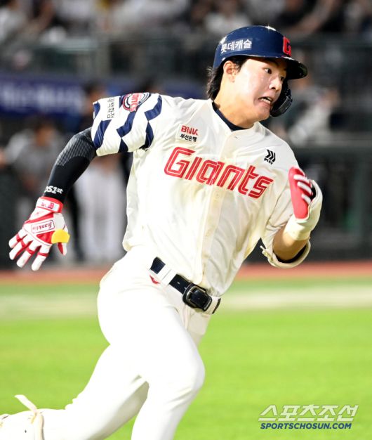 8일 부산사직야구장에서 열린 두산과 롯데의 경기, 9회말 롯데 한태양이 2루타를 치고 질주하고 있다. 부산=허상욱 기자wook@sportschosun.com/2025.07.08/