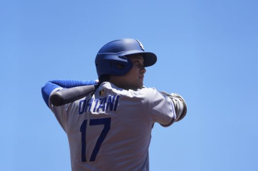 LA 다저스 오타니 쇼헤이가 14일(한국시각) 샌프란시스코 자이언츠전에서 1회초 첫 타석을 대기 타석에서 기다리고 있다. AP연합뉴스