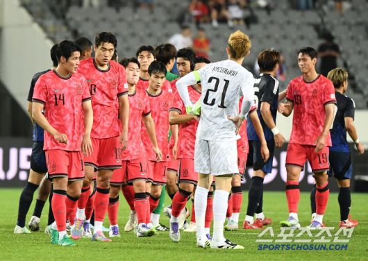 15일 오후 경기도 용인미르스타디움에서 열린 E-1 챔피언십(동아시안컵) 한국과 일본의 경기. 한국이 0대1로 패한 가운데 선수들이 아쉬워하고 있다. 용인=정재근 기자 cjg@sportschosun.com/2025.7.15/