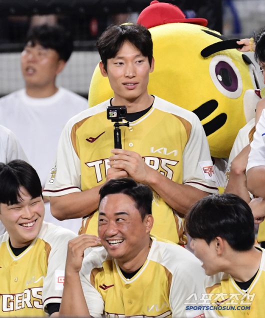 11일 대전 한화생명볼파크에서 열린 2025 올스타전 홈런 더비. 영상 카메라를 찍고 있는 KIA 김호령. 대전=송정헌 기자songs@sportschosun.com/2025.07.11/