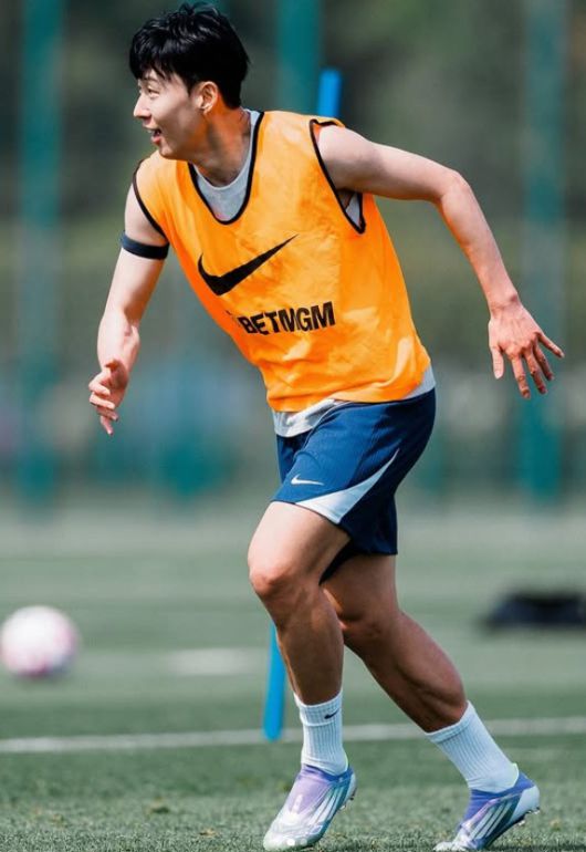 '지금 당장 손흥민보다 나은 선수가 누가 있나'  토마스 프랭크 감독이 아무리 머리를 굴려봐도 지금 토트넘 홋스퍼에서 손흥민을 대신할 왼쪽 윙어는 찾을 수 없다. 결국 다시 중요한 경기에 선발로 투입하게 될 전망이다. 결국 손흥민은 새 시즌에도 스스로의 실력으로 주전 자리를 확보하게 될 가능성이 커지고 있다. 사진=토트넘 SNS