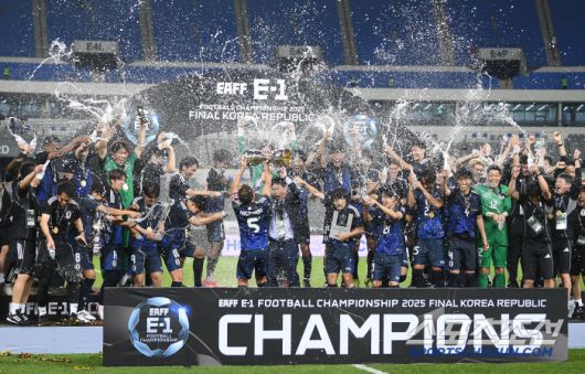 15일 오후 경기도 용인미르스타디움에서 열린 E-1 챔피언십(동아시안컵) 한국과 일본의 경기. 일본이 1대0으로 승리하며 우승을 차지했다. 시상식에서 선수들이 물을 뿌리며 기쁨을 만끽하고 있다. 용인=정재근 기자 cjg@sportschosun.com/2025.7.15/