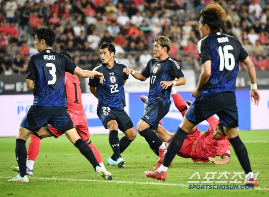 15일 오후 경기도 용인미르스타디움에서 열린 E-1 챔피언십(동아시안컵) 한국과 일본의 경기. 이호재가 수비진을 뚫고 시저스킥을 날렸지만 골키퍼 선방에 막히고 있다. 용인=정재근 기자 cjg@sportschosun.com/2025.7.15/