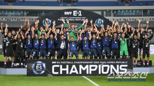 15일 오후 경기도 용인미르스타디움에서 열린 E-1 챔피언십(동아시안컵) 한국과 일본의 경기. 일본이 1대0으로 승리하며 우승을 차지했다. 시상식에서 주장 유토가 우승 트로피를 들어올리자 선수들이 환호하고 있다. 용인=정재근 기자 cjg@sportschosun.com/2025.7.15/