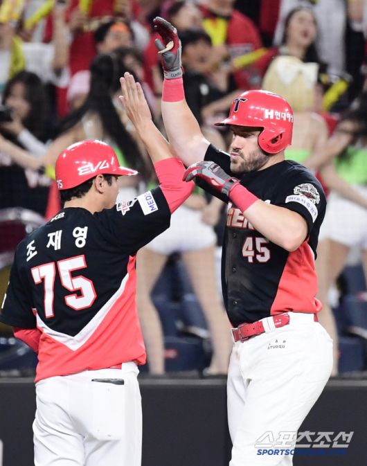 9일 대전 한화생명 볼파크에서 열린 한화와 KIA의 경기. 8회 한화 한승혁 상대 솔로홈런을 날린 KIA 위즈덤. 대전=송정헌 기자songs@sportschosun.com/2025.07.09/